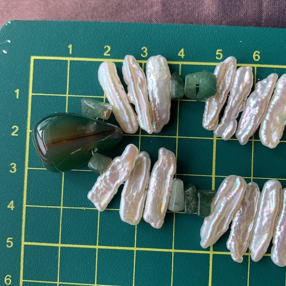 Fresh water pearls one strand with a rough  cut jade pendant - Picture 3 of 5